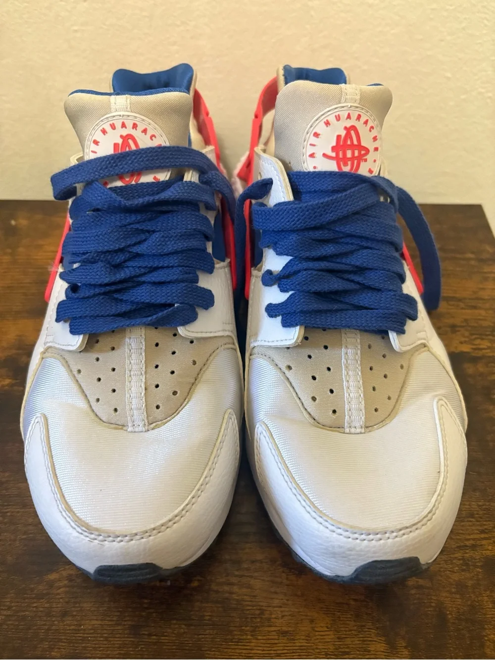 Men’s Nike Air Huarache White red & blue size 8.5 athletic shoes